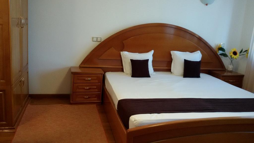 Family Hotel Elegance 알바나시 외부 사진