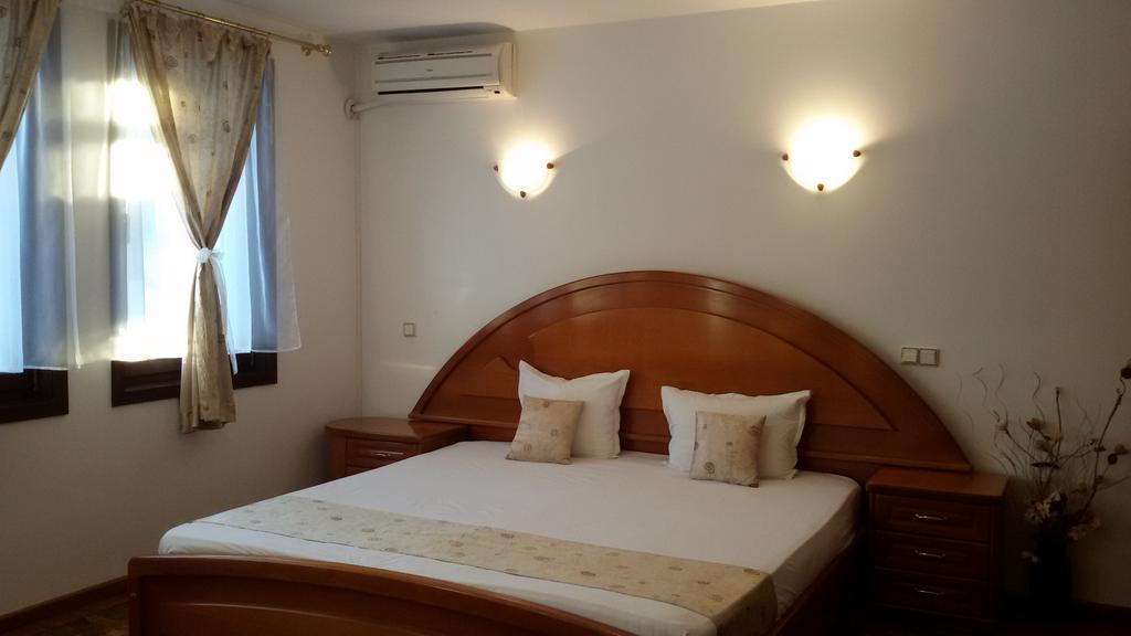 Family Hotel Elegance 알바나시 외부 사진