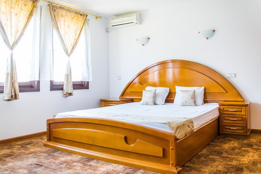 Family Hotel Elegance 알바나시 외부 사진