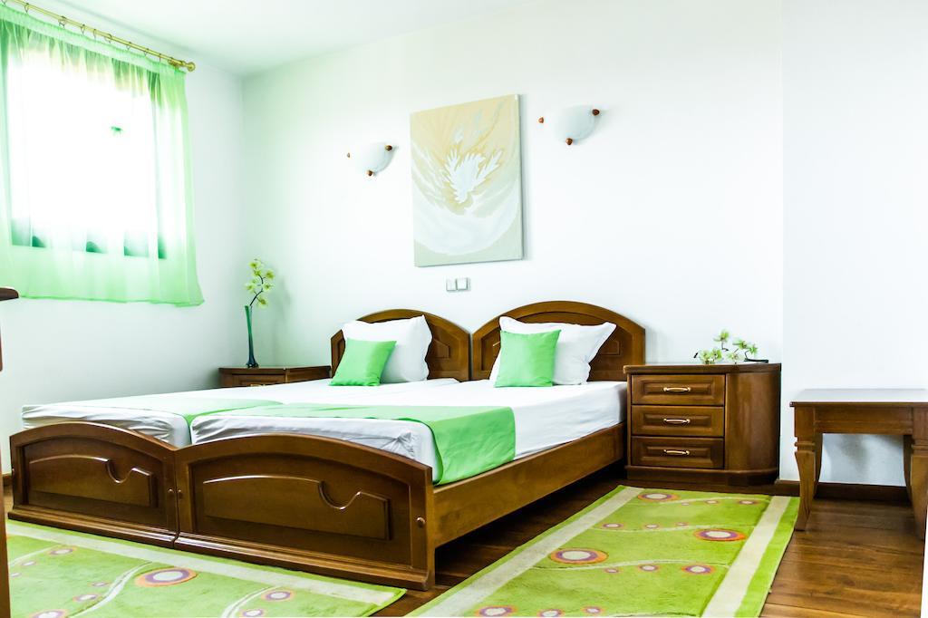 Family Hotel Elegance 알바나시 객실 사진