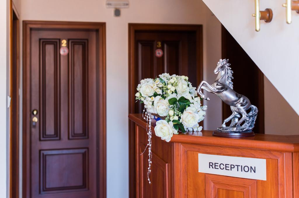 Family Hotel Elegance 알바나시 외부 사진