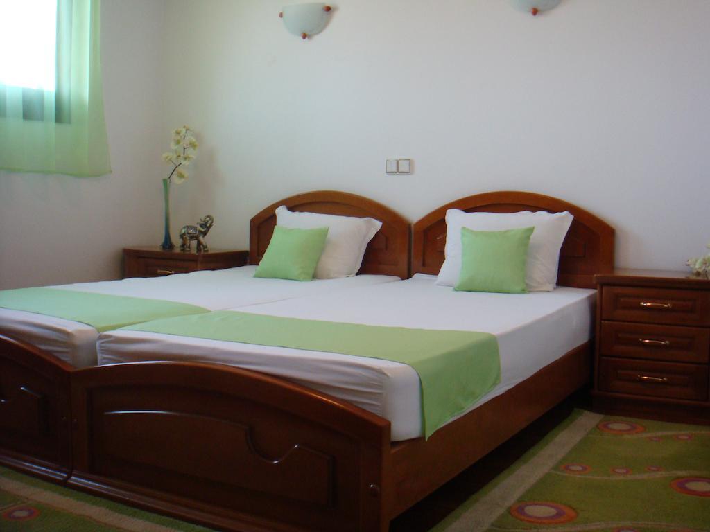 Family Hotel Elegance 알바나시 객실 사진